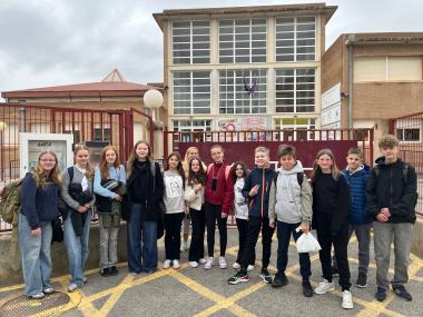 Danske og spanske elever står foran en skolebygning i Spanien